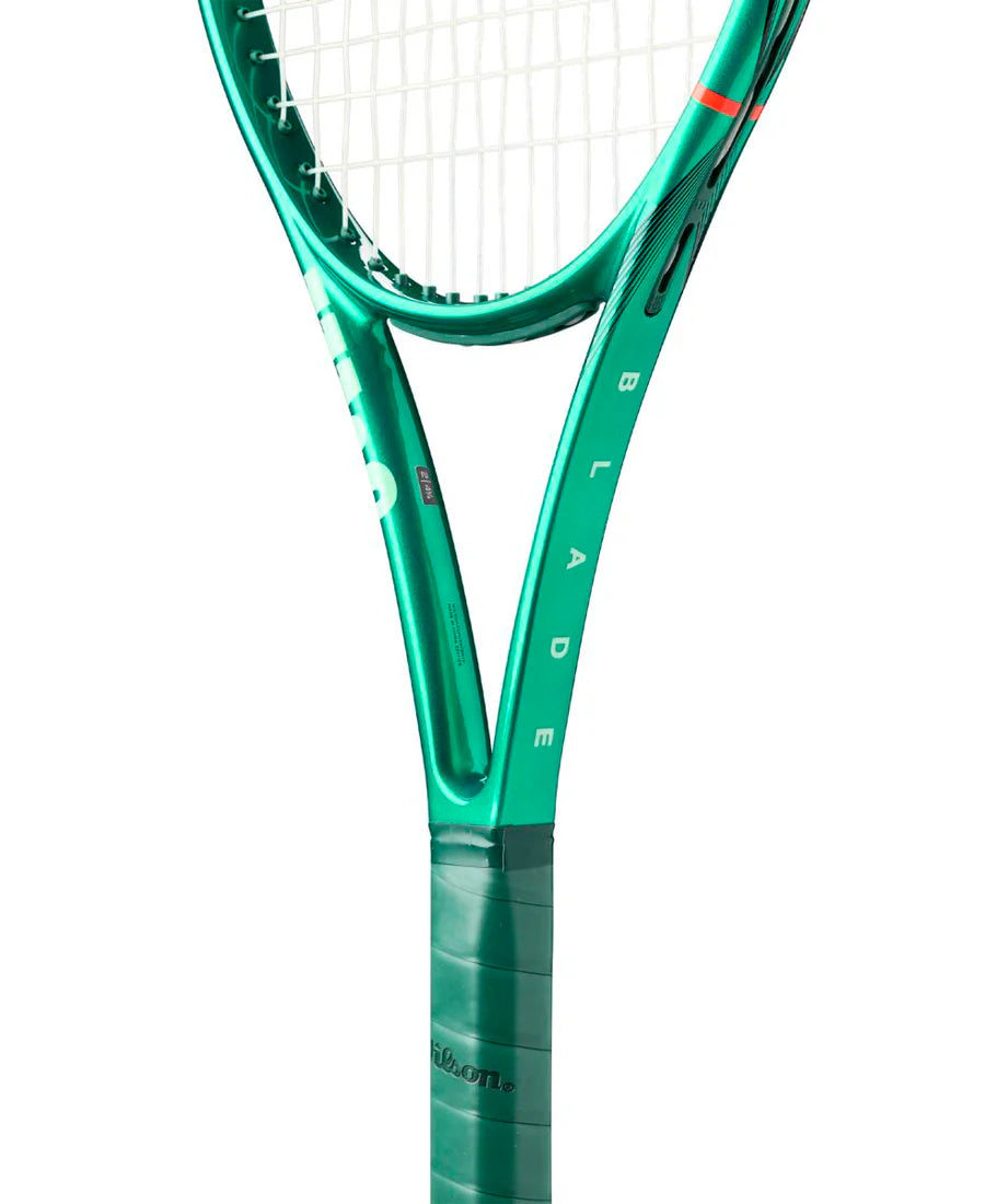 WILSON BLADE 100L V10 – On Court (Racquet)!